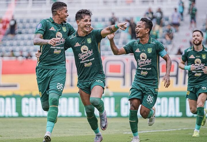 Selebrasi Bruno Moreira (dua dari kiri) usai mencetak gol ke gawang PSS Sleman melalui eksekusi penalti pada menit ke-30, Minggu (3/3/2024). Foto: Persebaya