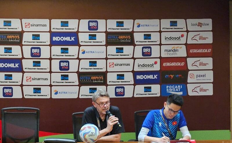 Philippe Troussier Pelatih Timnas Vietnam (kiri) menjawab pertanyaan pewarta pada konferensi pers setelah pertandingan kualifikasi Piala Dunia 2026 melawan Indonesia, di Stadion Utama Gelora Bung Karno, Jakarta, Kamis (21/3/2024) malam. Foto: Antara