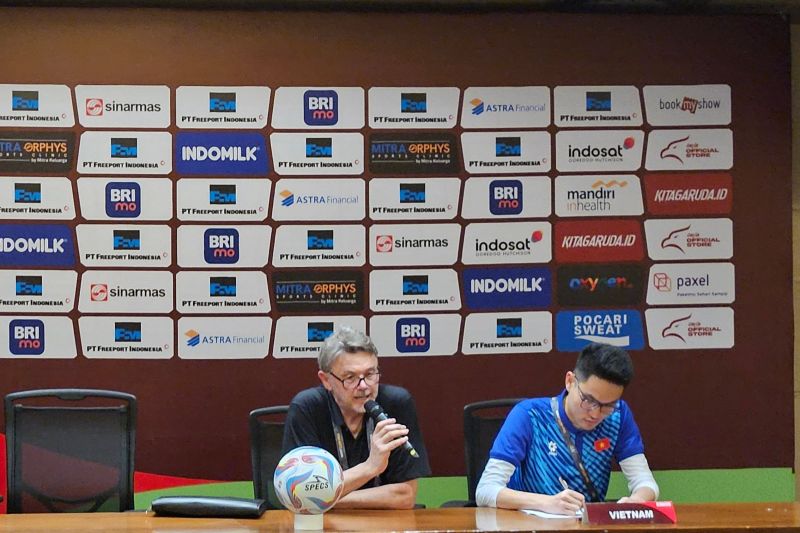 Philippe Troussier Pelatih Timnas Vietnam (kiri) menjawab pertanyaan pewarta pada konferensi pers setelah pertandingan kualifikasi Piala Dunia 2026 melawan Indonesia, di Stadion Utama Gelora Bung Karno, Jakarta, Kamis (21/3/2024) malam. Foto: Antara