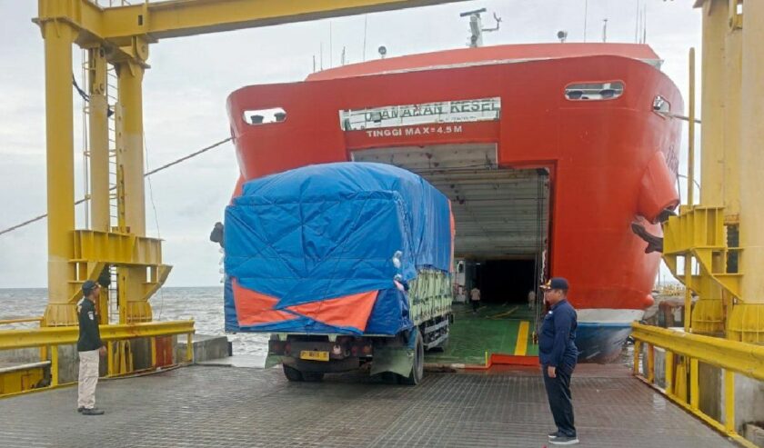 Aktivitas bongkar muat di Pelabuhan Jangkar, Situbondo, Jawa Timur