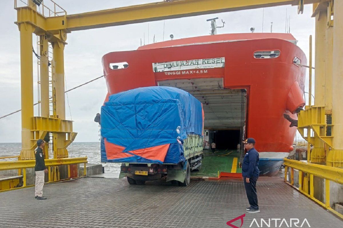 Aktivitas bongkar muat di Pelabuhan Jangkar, Situbondo, Jawa Timur