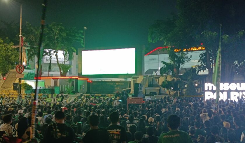 Bonek suporter Persebaya saat melangsungkan nonton bareng Persebaya melawan Arema di halaman Polrestabes Surabaya, Rabu (27/3/2024). Foto: Risky suarasurabaya.net