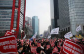 Ribuan dokter Korea Selatan mengadakan unjuk rasa pada hari Minggu (3/3/2024). Foto: Reuters