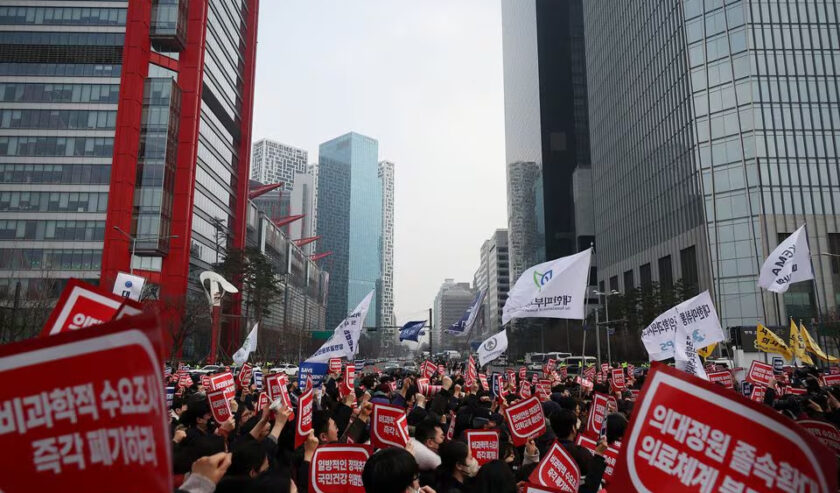 Ribuan dokter Korea Selatan mengadakan unjuk rasa pada hari Minggu (3/3/2024). Foto: Reuters