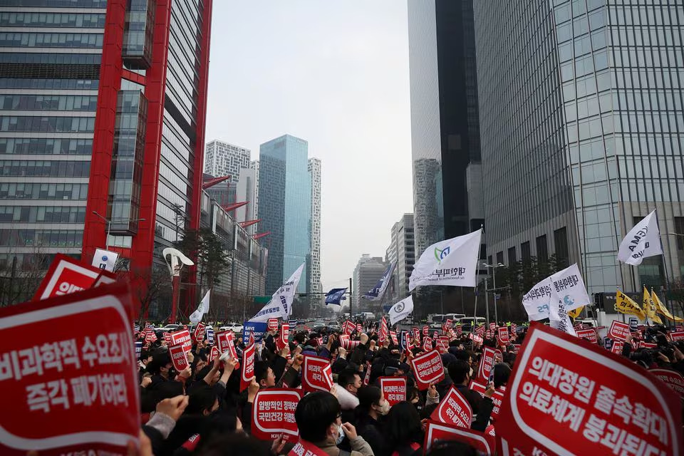 Ribuan dokter Korea Selatan mengadakan unjuk rasa pada hari Minggu (3/3/2024). Foto: Reuters