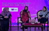 Rizki Ameliah Koordinator Literasi Digital untuk Masyarakat Kementerian Komunikasi dan Informatika (tengah) dalam diskusi Women in Tech "Pemberdayaan Perempuan di Era Digital untuk Indonesia Maju" di Masjid Sunda Kelapa, Menteng, Jakarta Pusat, Selasa (26/3/2024). Foto: Antara