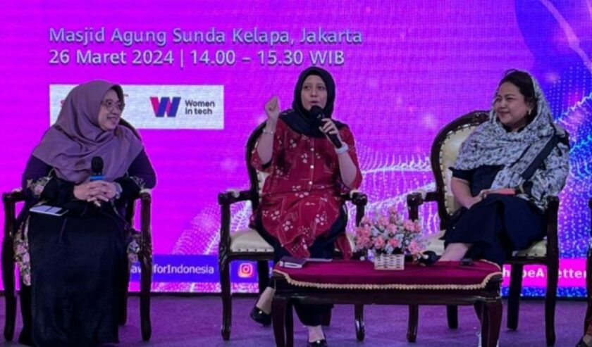 Rizki Ameliah Koordinator Literasi Digital untuk Masyarakat Kementerian Komunikasi dan Informatika (tengah) dalam diskusi Women in Tech "Pemberdayaan Perempuan di Era Digital untuk Indonesia Maju" di Masjid Sunda Kelapa, Menteng, Jakarta Pusat, Selasa (26/3/2024). Foto: Antara