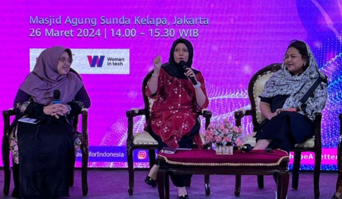 Rizki Ameliah Koordinator Literasi Digital untuk Masyarakat Kementerian Komunikasi dan Informatika (tengah) dalam diskusi Women in Tech "Pemberdayaan Perempuan di Era Digital untuk Indonesia Maju" di Masjid Sunda Kelapa, Menteng, Jakarta Pusat, Selasa (26/3/2024). Foto: Antara