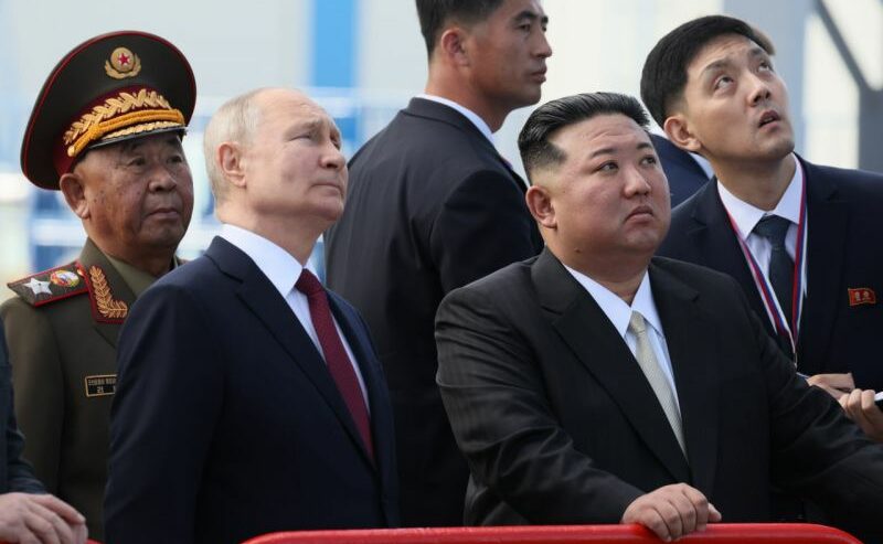 Arsip - Vladimir Putin Presiden Rusia (kiri depan) dan Kim Jong Un pemimpin Korea Utara (kanan depan) saat mengunjungi pusat peluncuran antariksa Vostochny di Timur Jauh Rusia (13/9/2023). Foto: Antara
