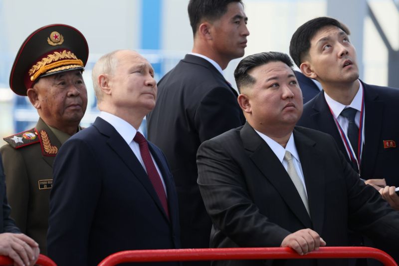 Arsip - Vladimir Putin Presiden Rusia (kiri depan) dan Kim Jong Un pemimpin Korea Utara (kanan depan) saat mengunjungi pusat peluncuran antariksa Vostochny di Timur Jauh Rusia (13/9/2023). Foto: Antara