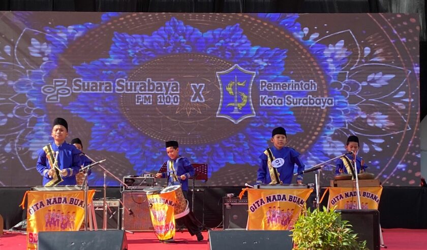 SDN Asemrowo tampil sebagai regu pembuka lomba patrol Bank Jatim QRIS Ramadan Vaganza, Rabu (27/3/2024). Foto: Meilita suarasurabaya.net