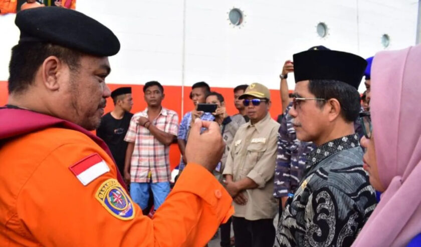 Saiful Arif Wakil Bupati Selayar (dua kanan) menyambut pemulangan korban selamat dari KM Yuiee 02 di Pelabuhan Benteng, Kamis (21/3/2024). Foto: Antara