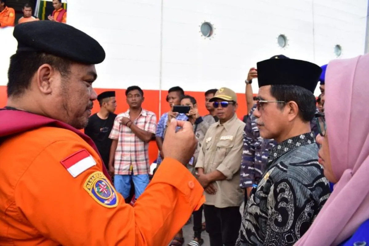 Saiful Arif Wakil Bupati Selayar (dua kanan) menyambut pemulangan korban selamat dari KM Yuiee 02 di Pelabuhan Benteng, Kamis (21/3/2024). Foto: Antara