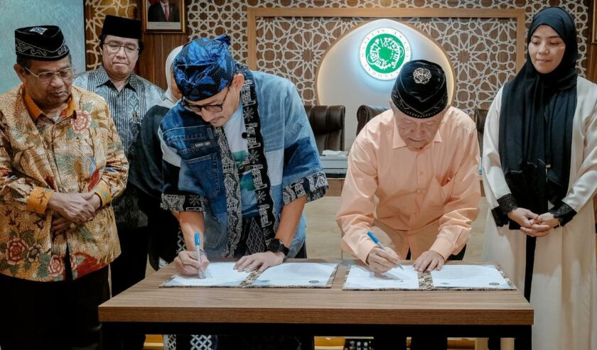 Sandiaga Uno Menparekraf dengan Anwar Abbas Wakil Ketua Umum MUI melakukan penandatanganan MoU di Kantor Pusat MUI, Jakarta, Selasa (19/3/2024). Foto: Kemenparekraf