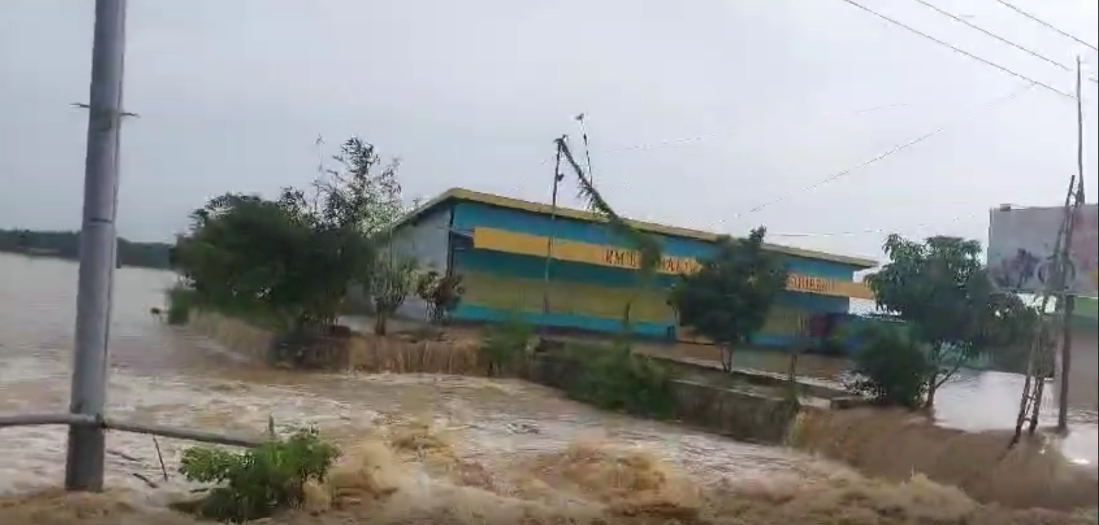 Kawasan Sampang, Pulau Madura dilaporkan mengalami banjir pada Selasa (12/3/2024). Foto: AKP Rukimin via WhatsApp SS