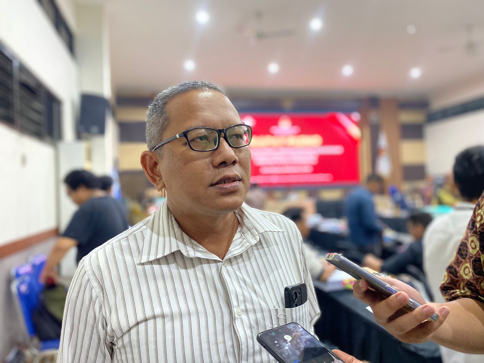 Suprayitno Komisioner KPU Kota Surabaya Divisi Teknis penyelenggaraan saat diwawancarai usai rekapitulasi, Sabtu (9/3/2024) dini hari. Foto: Meilita suarasurabaya.net