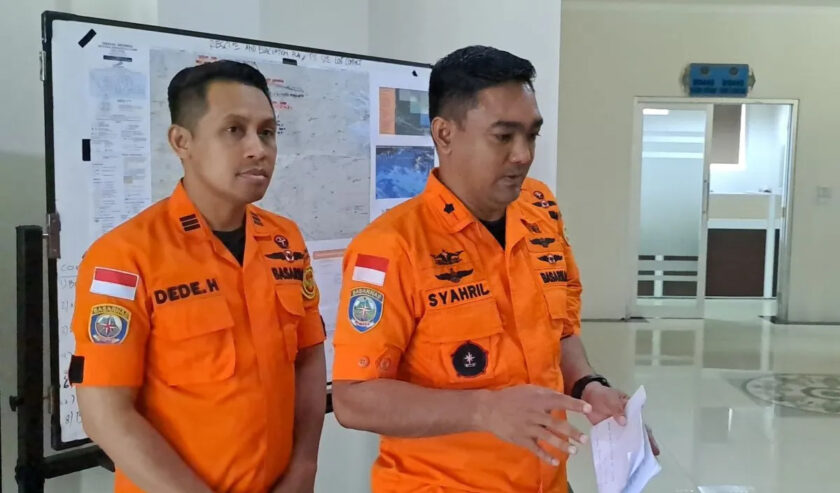 Syahril Kepala Basarnas Tarakan (kanan) saat memberikan keterangan pers di Tarakan, Senin (11/3/2024) terkait pencarian kotak hitam (black box) dan Flight Data Recorder (FDR) di lokasi jatuhnya pesawat Pilatus PC-6 Porter PK-SNE milik maskapai penerbangan Smart Aviation. Foto: Antara