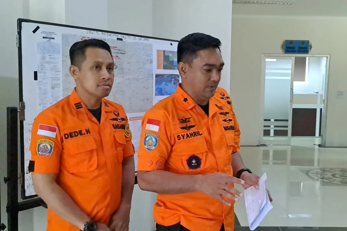 Syahril Kepala Basarnas Tarakan (kanan) saat memberikan keterangan pers di Tarakan, Senin (11/3/2024) terkait pencarian kotak hitam (black box) dan Flight Data Recorder (FDR) di lokasi jatuhnya pesawat Pilatus PC-6 Porter PK-SNE milik maskapai penerbangan Smart Aviation. Foto: Antara