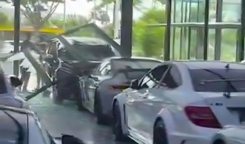 Tangkapan layar - Sebuah mobil menabrak sebuah showroom mobil mewah di kawasan PIK 2, Kamis (14/3/2024). Foto: Antara