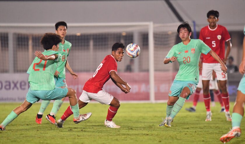 Aksi Toni Firmansyah pemain Persebaya Surabaya, ketika membela Timnas U-20 Indonesia dalam uji coba melawan China di Jakarta, Jumat (22/3/2024) malam. Foto: PSSI