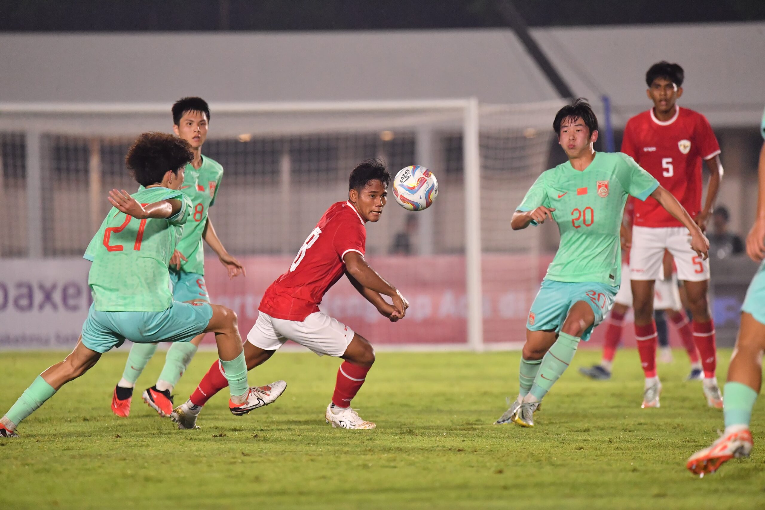 Aksi Toni Firmansyah pemain Persebaya Surabaya, ketika membela Timnas U-20 Indonesia dalam uji coba melawan China di Jakarta, Jumat (22/3/2024) malam. Foto: PSSI