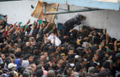 Warga Palestina berkumpul untuk menerima bantuan di luar gudang UNRWA ketika penduduk Gaza menghadapi krisis kelaparan, di Kota Gaza, Senin (18/3/2024). Foto: Reuters