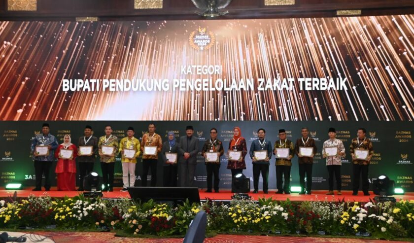M Nur Arifin Bupati Trenggalek menerima penghargaan BAZNAS AWARD