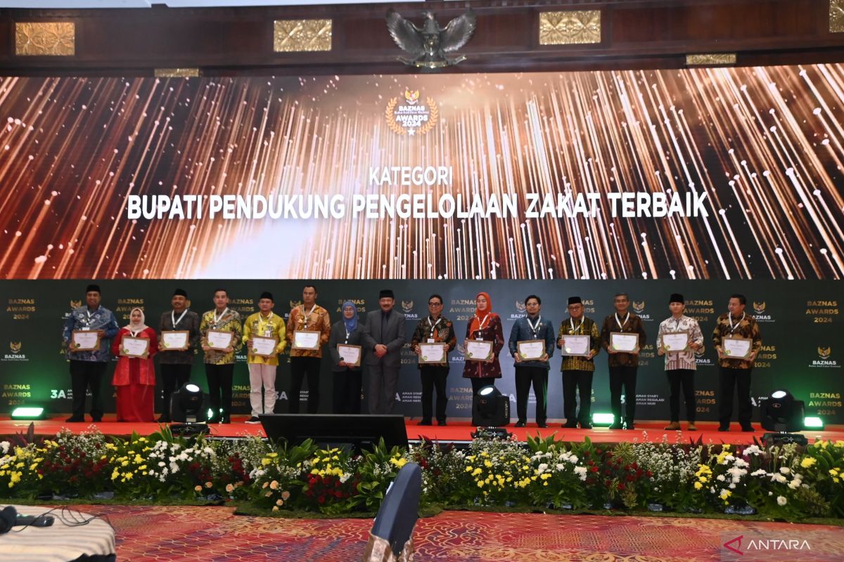 M Nur Arifin Bupati Trenggalek menerima penghargaan BAZNAS AWARD