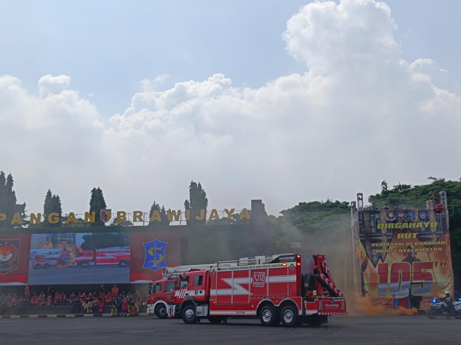 Mobil pemadam kebakaran dalam pertunjukan demo penanganan kebakaran di peringatan Hari Ulang Tahun (HUT) ke-105 Pemadam Kebakaran dan Penyelamatan Nasional yang diselenggarakan di Lapangan Kodam V Brawijaya Surabaya, pada Jumat (1/3/2024). Foto: Risky suarasurabaya.net