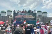 Ratusan orang yang tergabung dalam Gerakan Rakyat 1 Maret (Gema 0103), siang hari ini, Jumat (1/3/2024), menggelar aksi unjuk rasa bertajuk Aksi Rakyat untuk Perubahan, di depan Gedung DPR/MPR RI, Senayan, Jakarta. Foto: Farid suarasurabaya.net