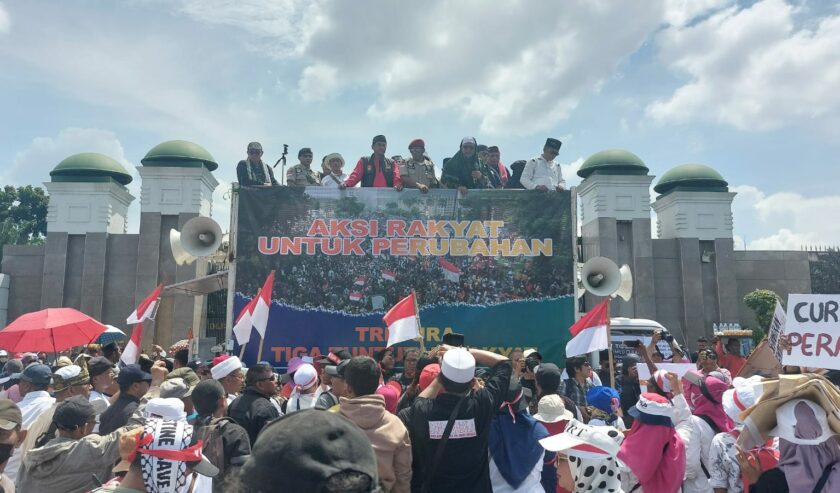 Ratusan orang yang tergabung dalam Gerakan Rakyat 1 Maret (Gema 0103), siang hari ini, Jumat (1/3/2024), menggelar aksi unjuk rasa bertajuk Aksi Rakyat untuk Perubahan, di depan Gedung DPR/MPR RI, Senayan, Jakarta. Foto: Farid suarasurabaya.net