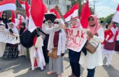 Puluhan massa demo yang berkumpul di depan Gedung DPRD Jatim, Jumat (1/3/2024). Foto: Firman Magang suarasurabaya.net