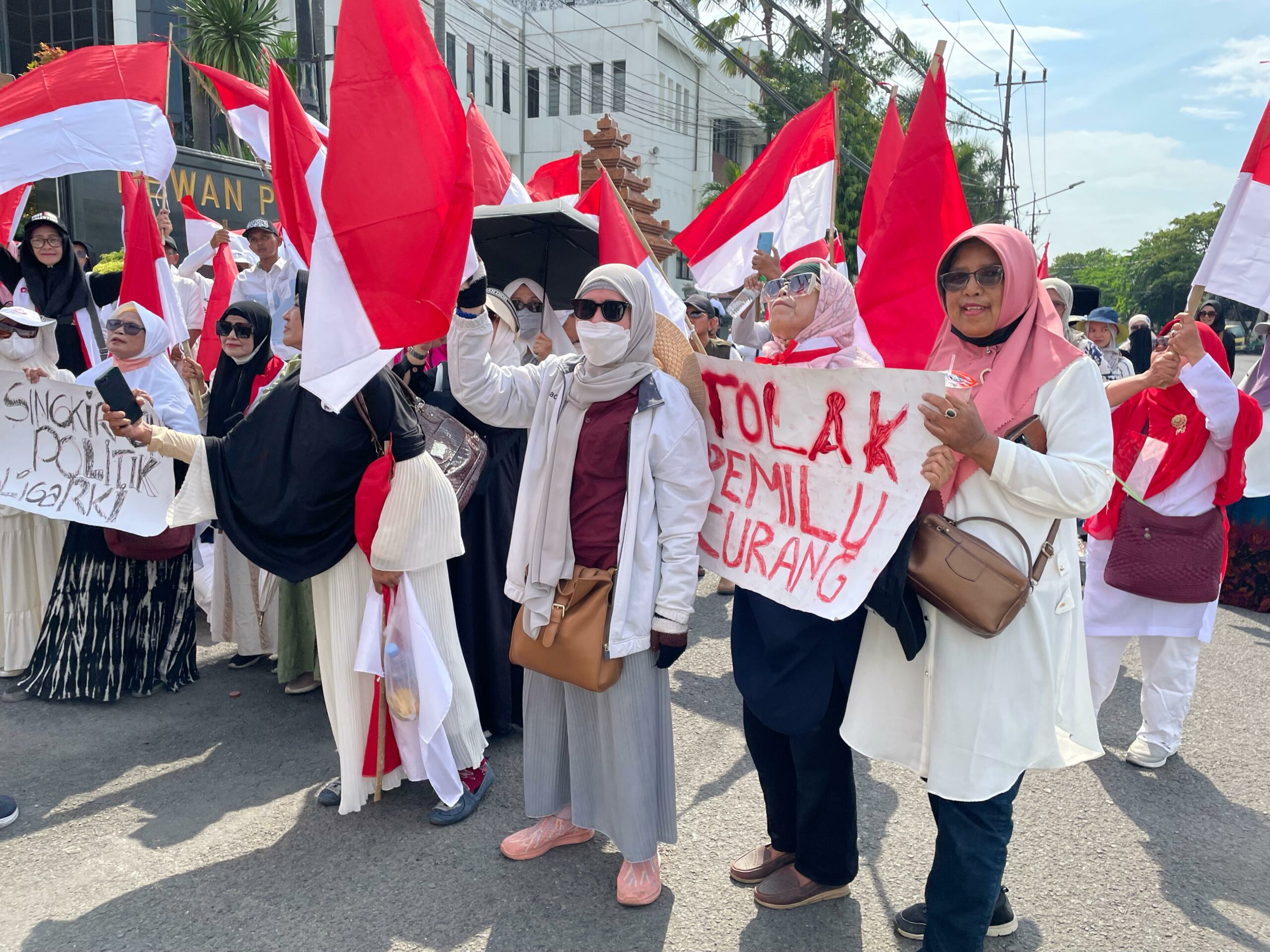 Puluhan massa demo yang berkumpul di depan Gedung DPRD Jatim, Jumat (1/3/2024). Foto: Firman Magang suarasurabaya.net