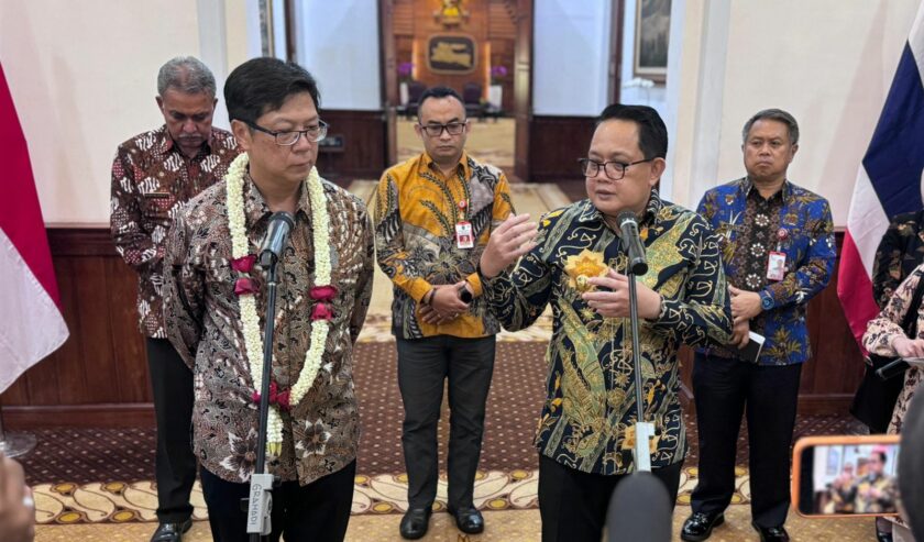 Adhy Karyono Penjabat (Pj) Gubernur Jawa Timur waktu menerima kunjungan Prapan Disyatat Duta Besar Thailand untuk Indonesia di Gedung Negara Grahadi, Surabaya, Jumat (1/3/2024). Foto: Humas Pemprov Jatim.