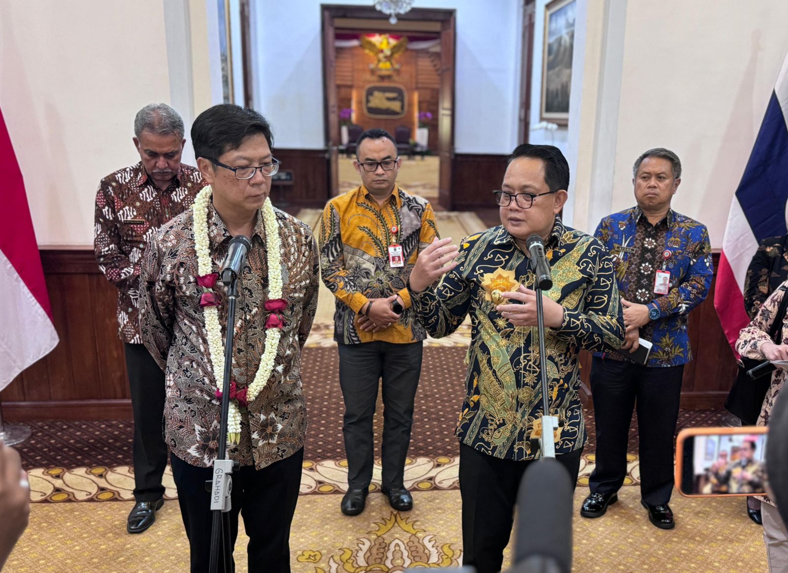 Adhy Karyono Penjabat (Pj) Gubernur Jawa Timur waktu menerima kunjungan Prapan Disyatat Duta Besar Thailand untuk Indonesia di Gedung Negara Grahadi, Surabaya, Jumat (1/3/2024). Foto: Humas Pemprov Jatim.