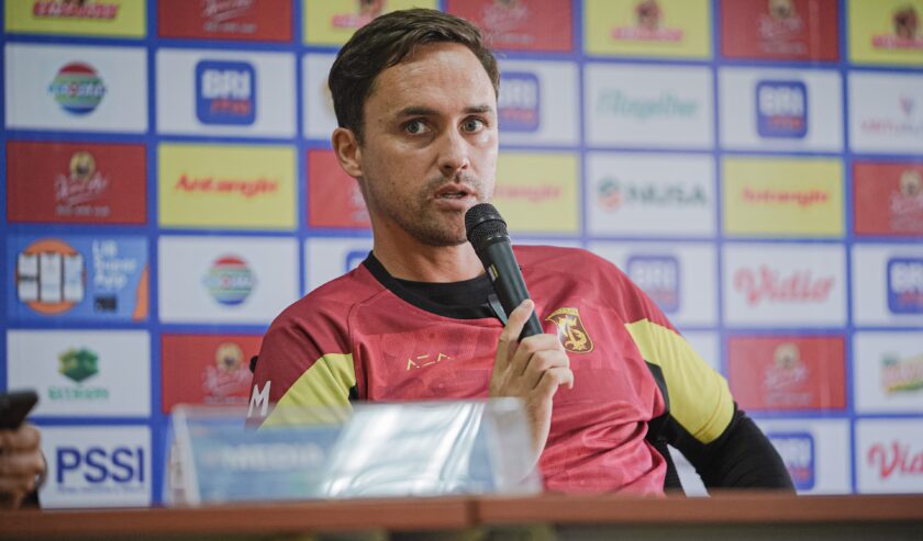 Paul Munster Pelatih Persebaya saat berada dalam Pre Match Press Conference di Stadion Gelora Bung Tomo (GBT) Surabaya, Sabtu (2/3/2024). Foto: Persebaya