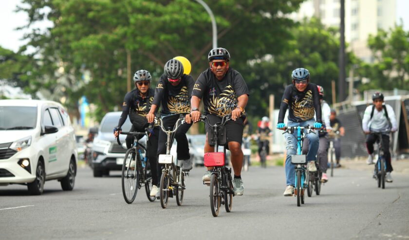 Anggota Ikasmadabaya Cycling Community (ICC) mengendarai sepedanya di jalan raya. Foto: ICC