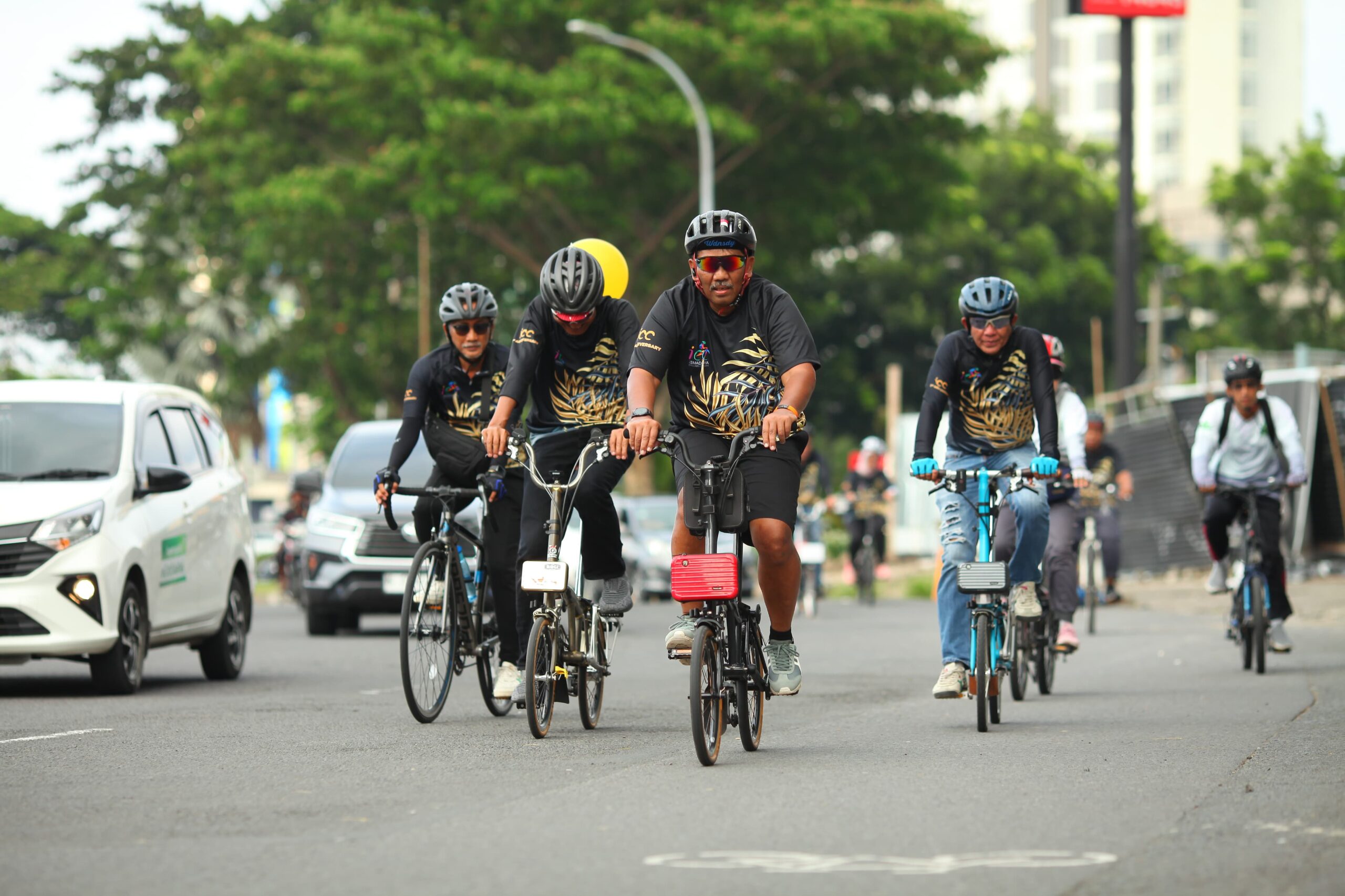 Anggota Ikasmadabaya Cycling Community (ICC) mengendarai sepedanya di jalan raya. Foto: ICC