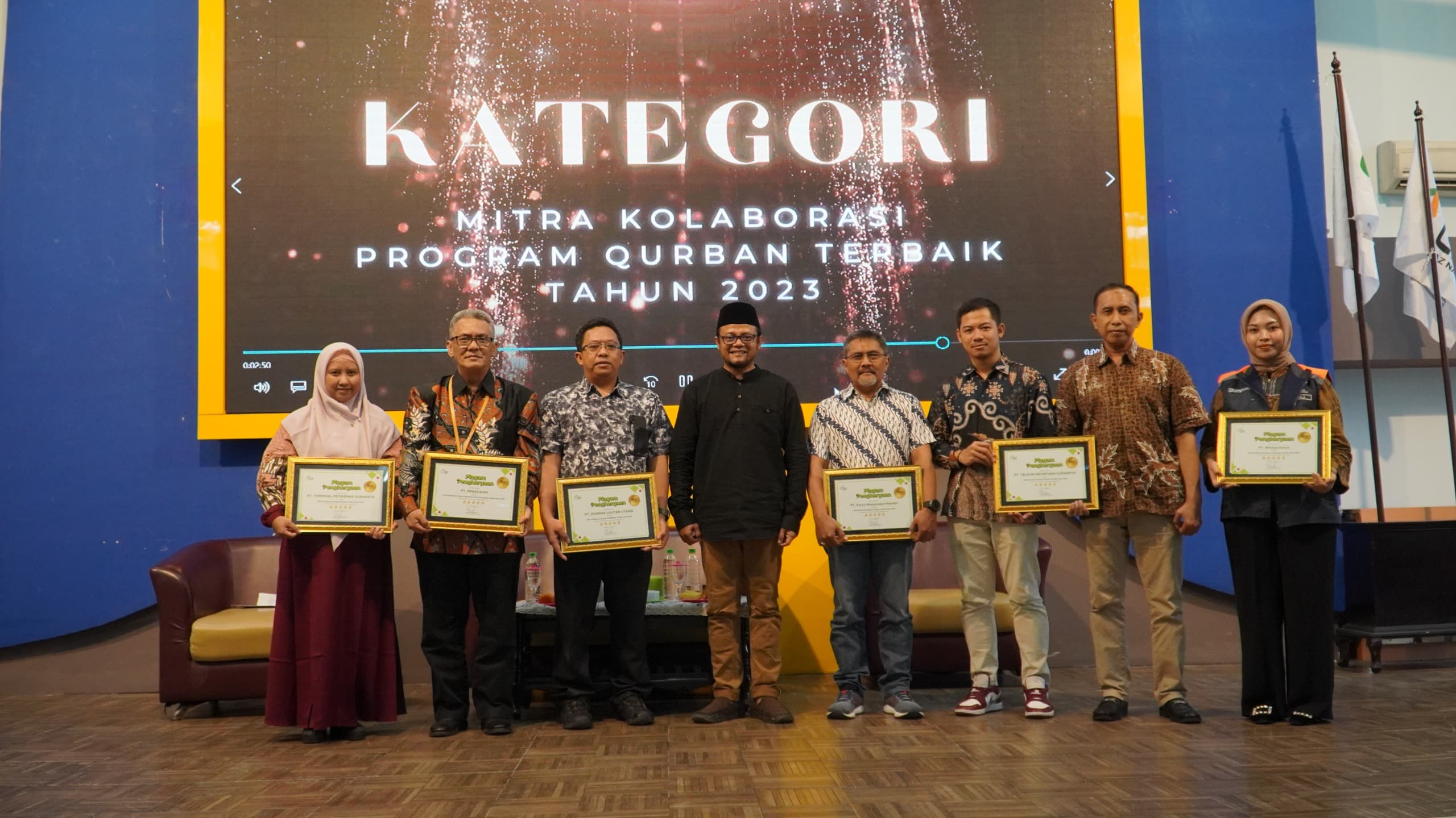 Pemberian penghargaan LMI kepada kategori mitra kolaborasi program qurban terbaik tahun 2023 dalam acara awarding LMI 2024, pada Sabtu (3/3/2024). Foto: LMI