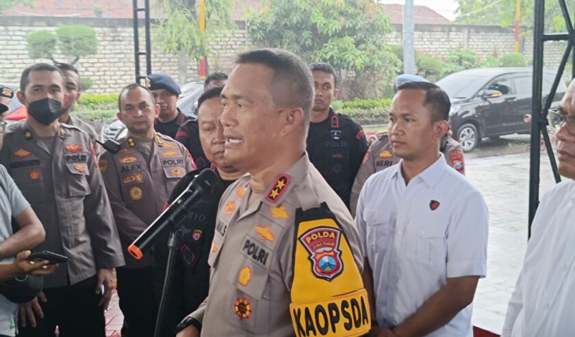 Irjen Imam Sugianto Kapolda Jawa Timur saat memberikan keterangan soal ledakan di Datasemen Gegana Satuan Brimob Polda Jatim di Jalan Gresik, Krembangan, Surabaya, Senin (4/3/2024). Foto: Risky suarasurabaya.net