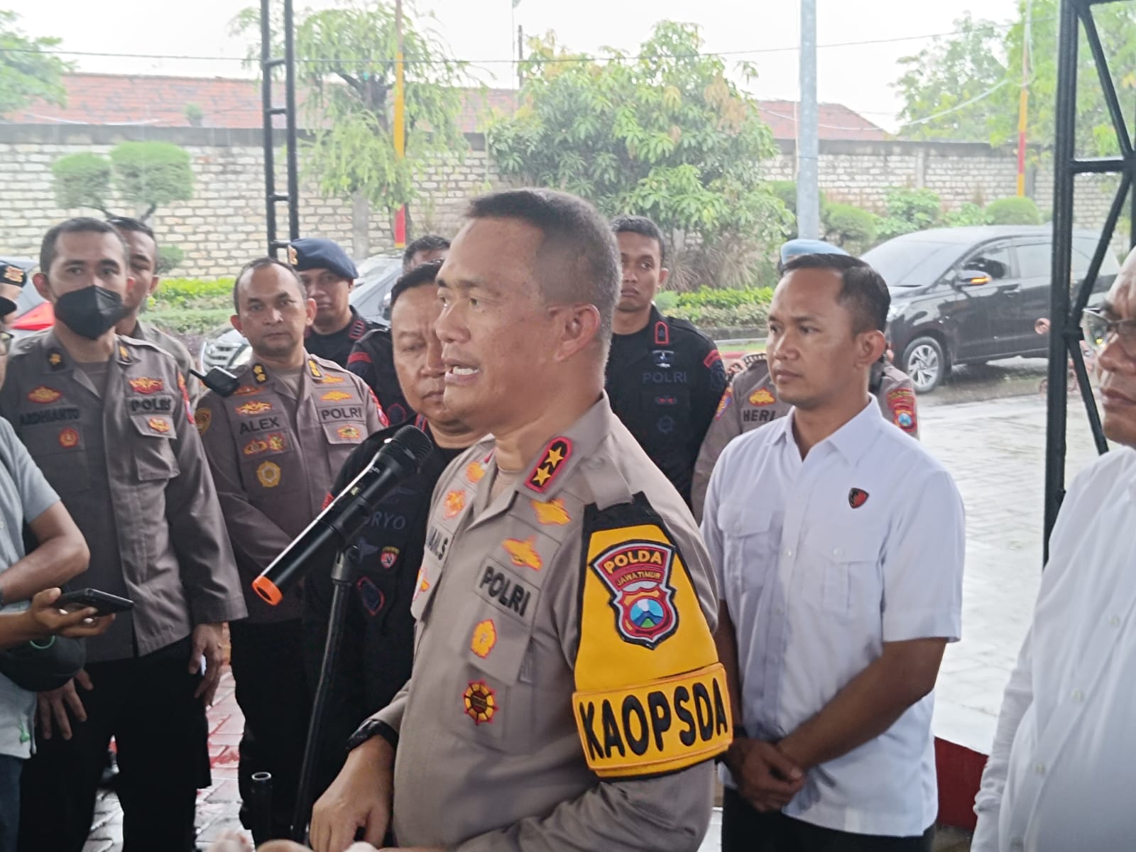 Irjen Imam Sugianto Kapolda Jawa Timur saat memberikan keterangan soal ledakan di Datasemen Gegana Satuan Brimob Polda Jatim di Jalan Gresik, Krembangan, Surabaya, Senin (4/3/2024). Foto: Risky suarasurabaya.net