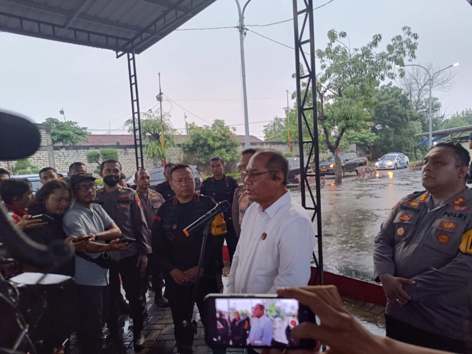 Kombes Pol Sodiq Pratomo Kepala Laboratorium Forensik (Labfor) Polda Jawa Timur saat memberi keterangan kepada awak media di Datasemen Gegana Satuan Brimob Polda Jatim di Jalan Gresik, Krembangan, Surabaya, Senin (4/3/2024). Foto: Risky suarasurabaya.net