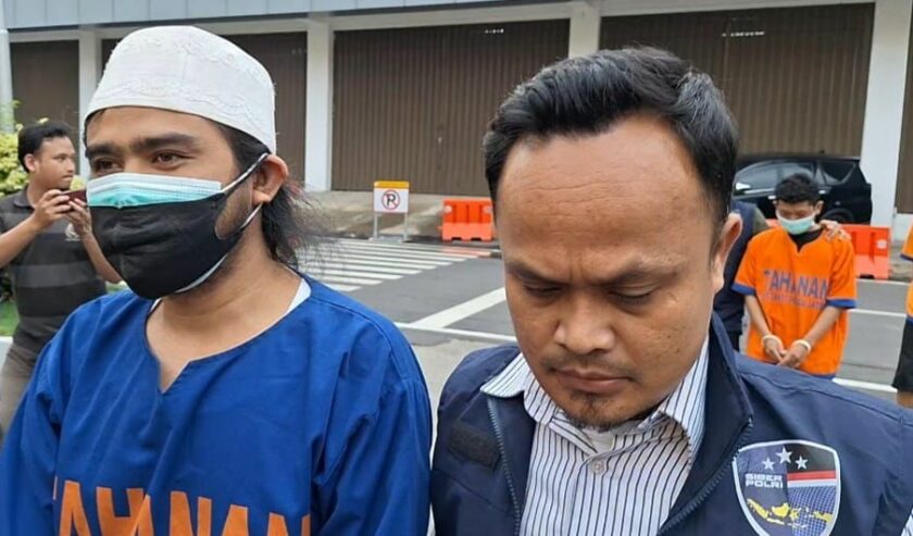 Tersangka Samsudin waktu dikeler penyidik menuju ke Gedung Ditreskrimsus Polda Jawa Timur, Selasa (5/3/2024). Foto: Wildan suarasurabaya.net