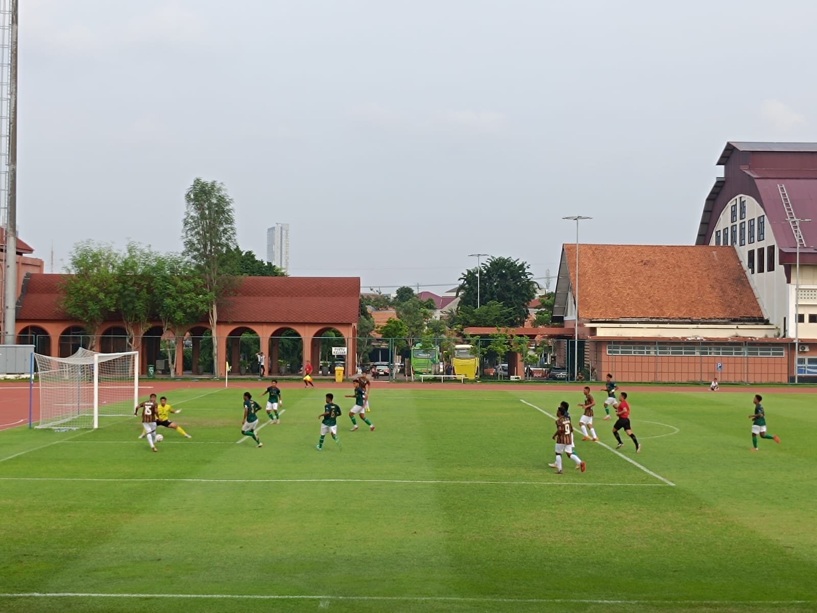 Pertandingan antara tim sepak bola Jawa Timur melawan Maluku Utara di Lapangan Thor Surabaya, Selasa (5/3/2024). Foto: Risky suarasurabaya.net