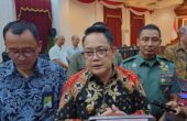 Adhy Karyono Pj Gubernur Jatim (tengah) waktu ditemui di Gedung Negara Grahadi usai rakor kesiapan BBM dan LPG saat Ramadhan dan Idulfitri, Selasa (5/3/2024). Foto: Wildan suarasurabaya.net