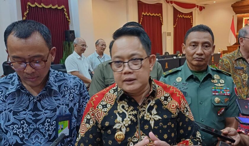 Adhy Karyono Pj Gubernur Jatim (tengah) waktu ditemui di Gedung Negara Grahadi usai rakor kesiapan BBM dan LPG saat Ramadhan dan Idulfitri, Selasa (5/3/2024). Foto: Wildan suarasurabaya.net