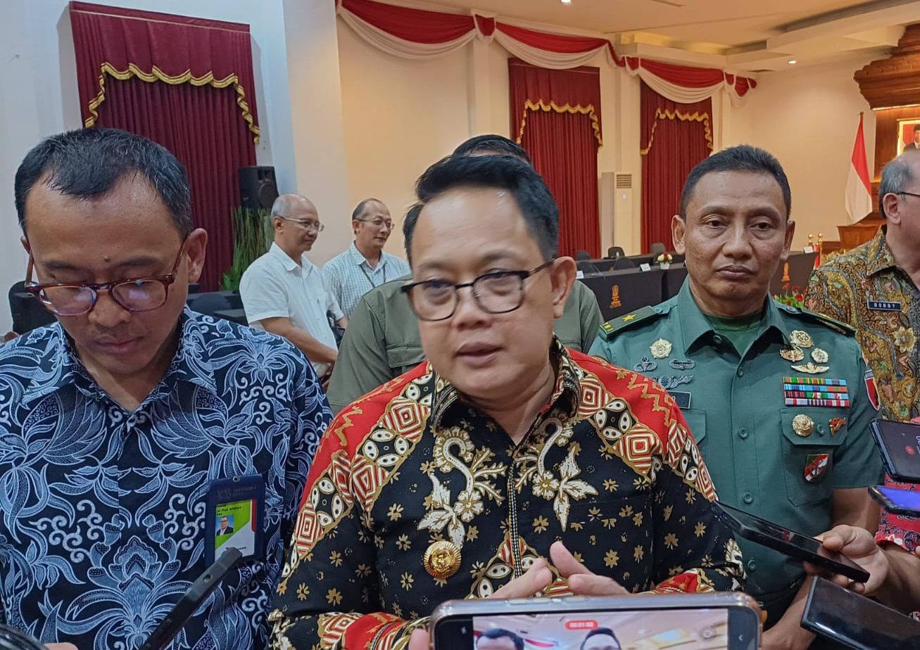 Adhy Karyono Pj Gubernur Jatim (tengah) waktu ditemui di Gedung Negara Grahadi usai rakor kesiapan BBM dan LPG saat Ramadhan dan Idulfitri, Selasa (5/3/2024). Foto: Wildan suarasurabaya.net