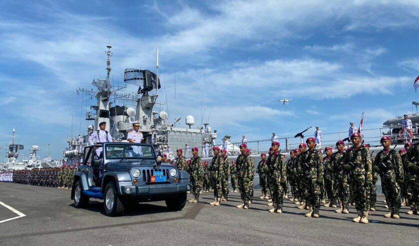 Laksamana Madya TNI Herru Kusmanto Panglima Koarmada RI memeriksa pasukan sebelum upacara sertijab pergantian Panglima Koarmada II, Rabu (6/3/2024). Foto: Meilita suarasurabaya.net