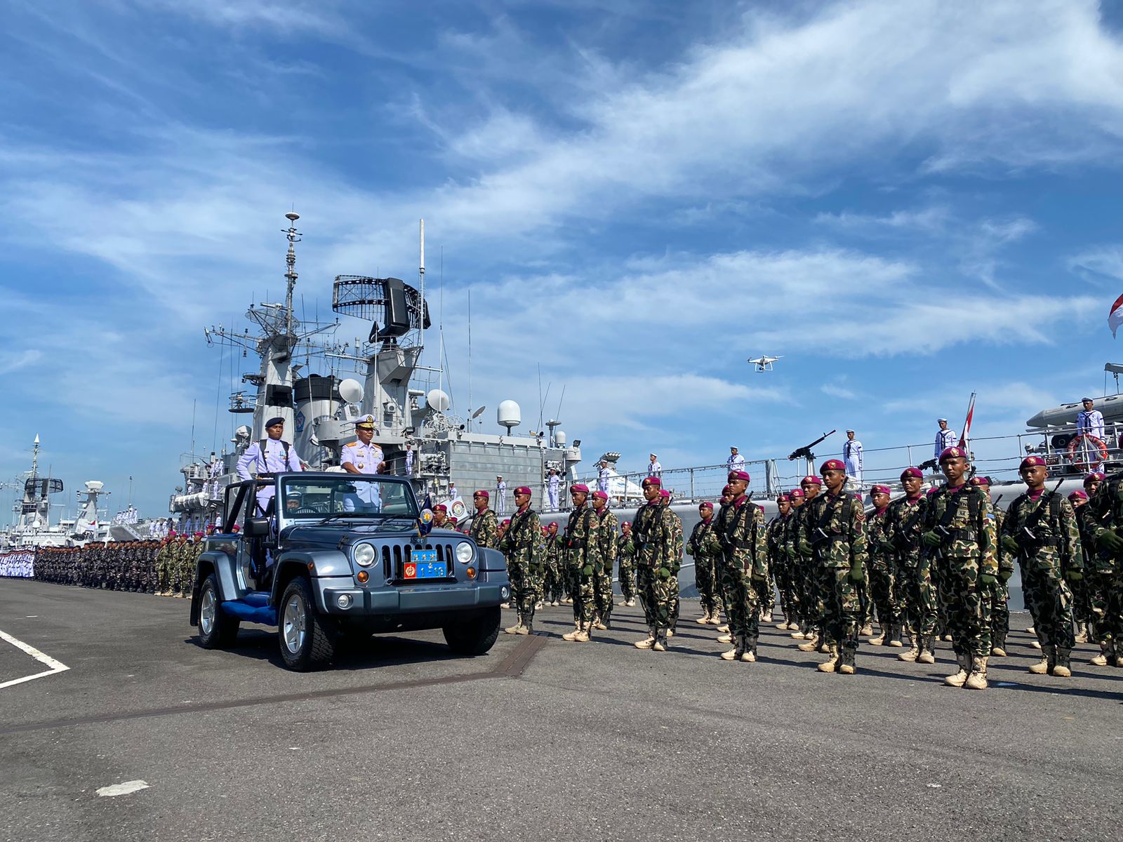 Laksamana Madya TNI Herru Kusmanto Panglima Koarmada RI memeriksa pasukan sebelum upacara sertijab pergantian Panglima Koarmada II, Rabu (6/3/2024). Foto: Meilita suarasurabaya.net