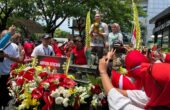 Eri Cahyadi Wali Kota Surabaya membawa Piala Adipura Kencana dari lokasi start DBL Arena Jl. A. Yani menuju Balai Kota Surabaya, Rabu (6/3/2024). Foto: Fitrah magang suarasurabaya.net